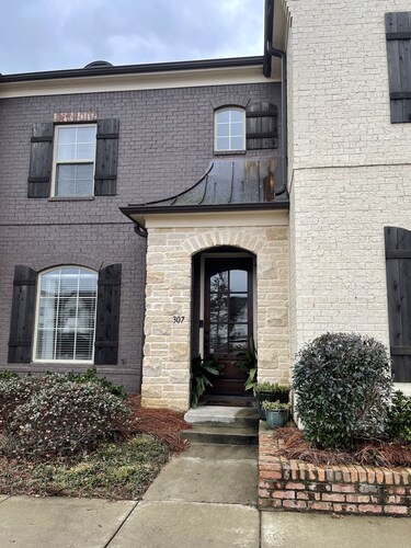 3 bdr & 3.5 baths condo off S. Lamar and minutes from The Square and Ole Miss!