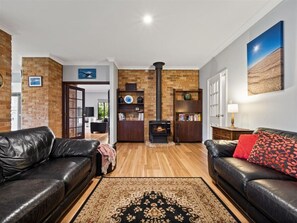 Smart TV, fireplace, Netflix, ping pong