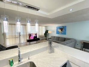 Interior - Stunning! Diamond Head Oceanfront Lanai Condo - Sleeps 5 (Honolulu)