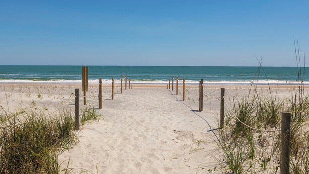 In Strandnähe, Liegestühle, Strandtücher