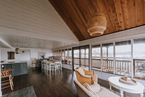 Beautiful Cabin on the Water