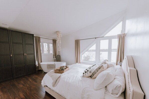 5 bedrooms, desk, iron/ironing board, free WiFi