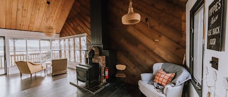Smart-TV, Kamin, Bücher, Stereoanlage