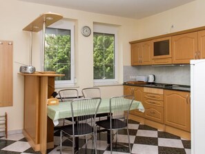 ثلاجة، ميكروويف، مستلزمات طهي/أطباق/أوعية