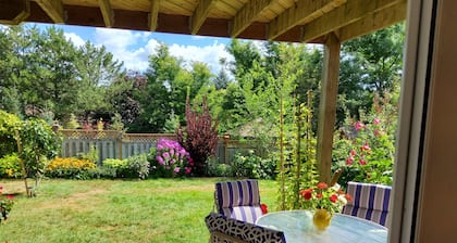 BRIGHT SUITE: 2 BDRMS-COTTON LINEN FIRE PL PATIO PARK/GRAND RIVER WALKING TRAILS