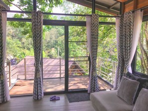 Deluxe Cabin | Blackout drapes, free WiFi, bed sheets - Goodvibes Cabins Chiang Mai (Doi Saket)