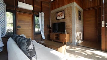 Superior Cabin | Living area | 32-inch flat-screen TV with cable channels, TV