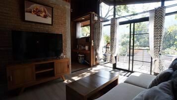Superior Cabin | Living area | 32-inch flat-screen TV with cable channels, TV