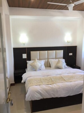 Deluxe Room | Free WiFi - Cozy Homestay (Dehradun)