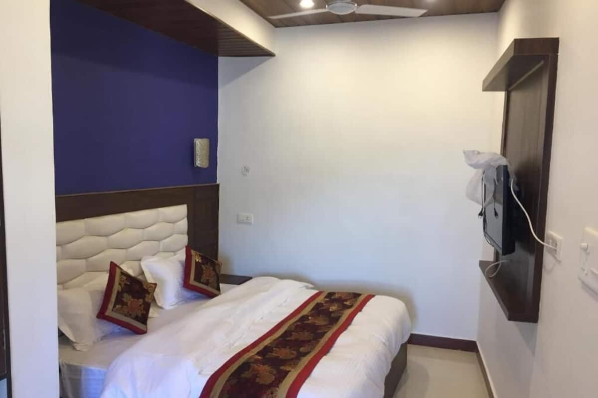 Deluxe Room | 10 bedrooms, free WiFi