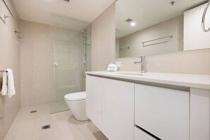 Shower, hair dryer, shampoo - 32B Peninsula Ocean Views Near Cavill Mall (Surfers Paradise)