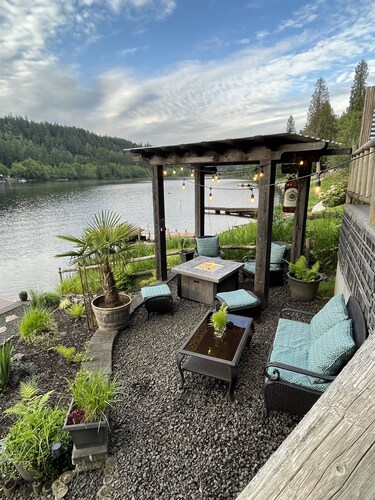 Lakefront Cabin in Eatonville, WA