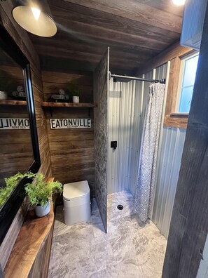 Douche, séchoir à cheveux, serviettes fournies, savon