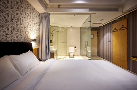 Classic Room | Minibar, desk, laptop workspace, blackout drapes