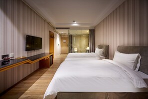 Standard Twin Room | Minibar, desk, laptop workspace, blackout curtains - Oursea Hotel (Taichung)