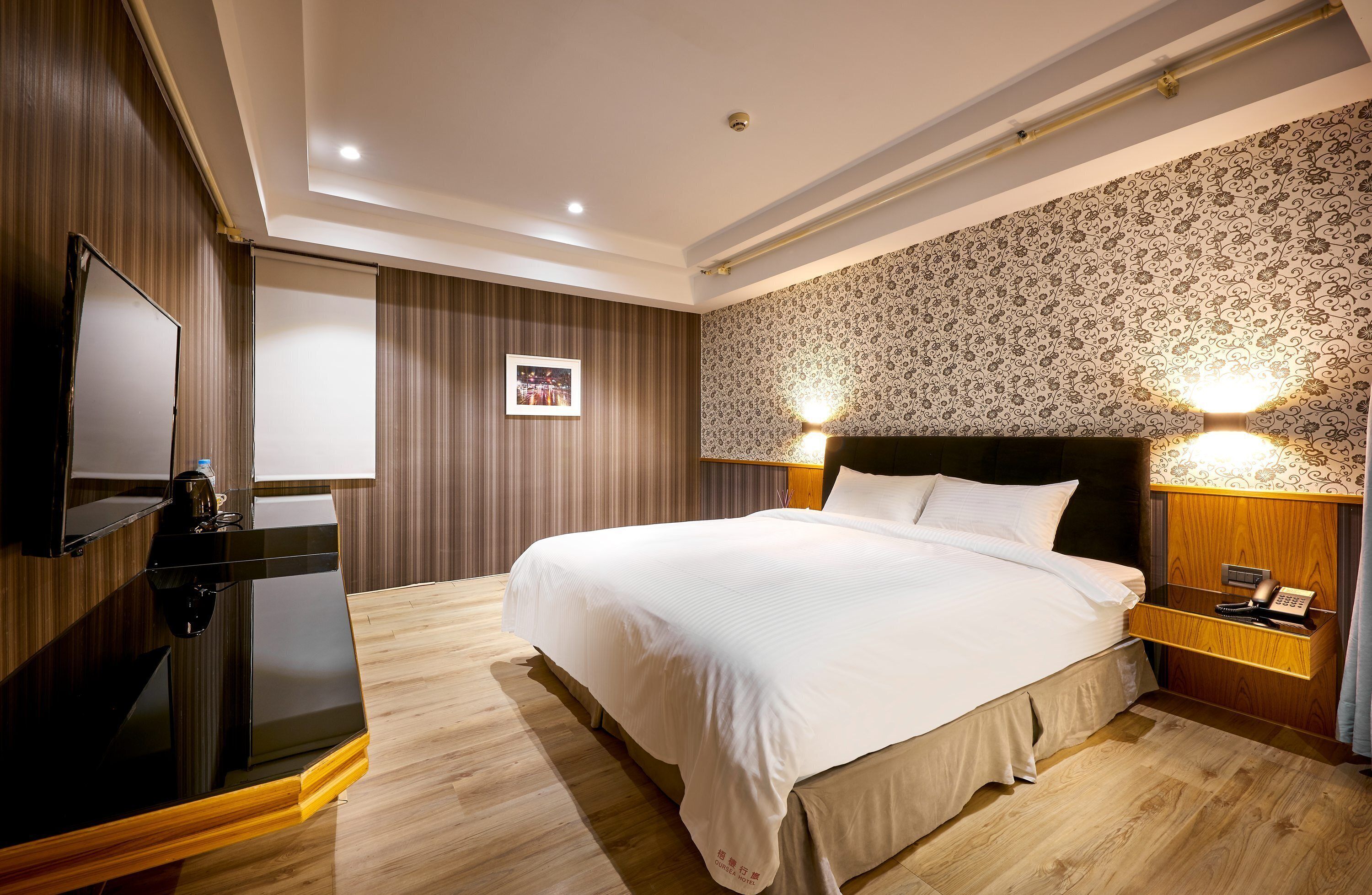 Classic Room | Minibar, desk, laptop workspace, blackout drapes