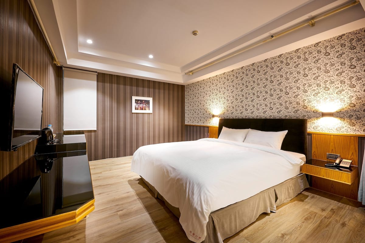 Classic Room | Minibar, desk, laptop workspace, blackout drapes