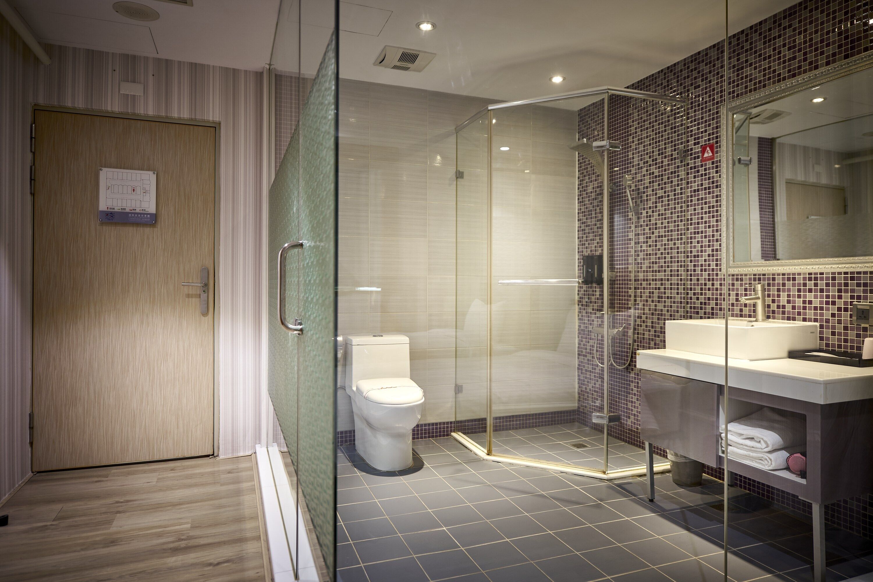 standard twin room | bathroom sink