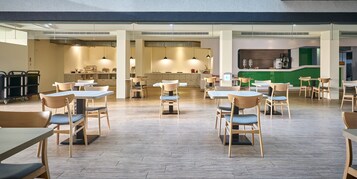 含每日自助早餐