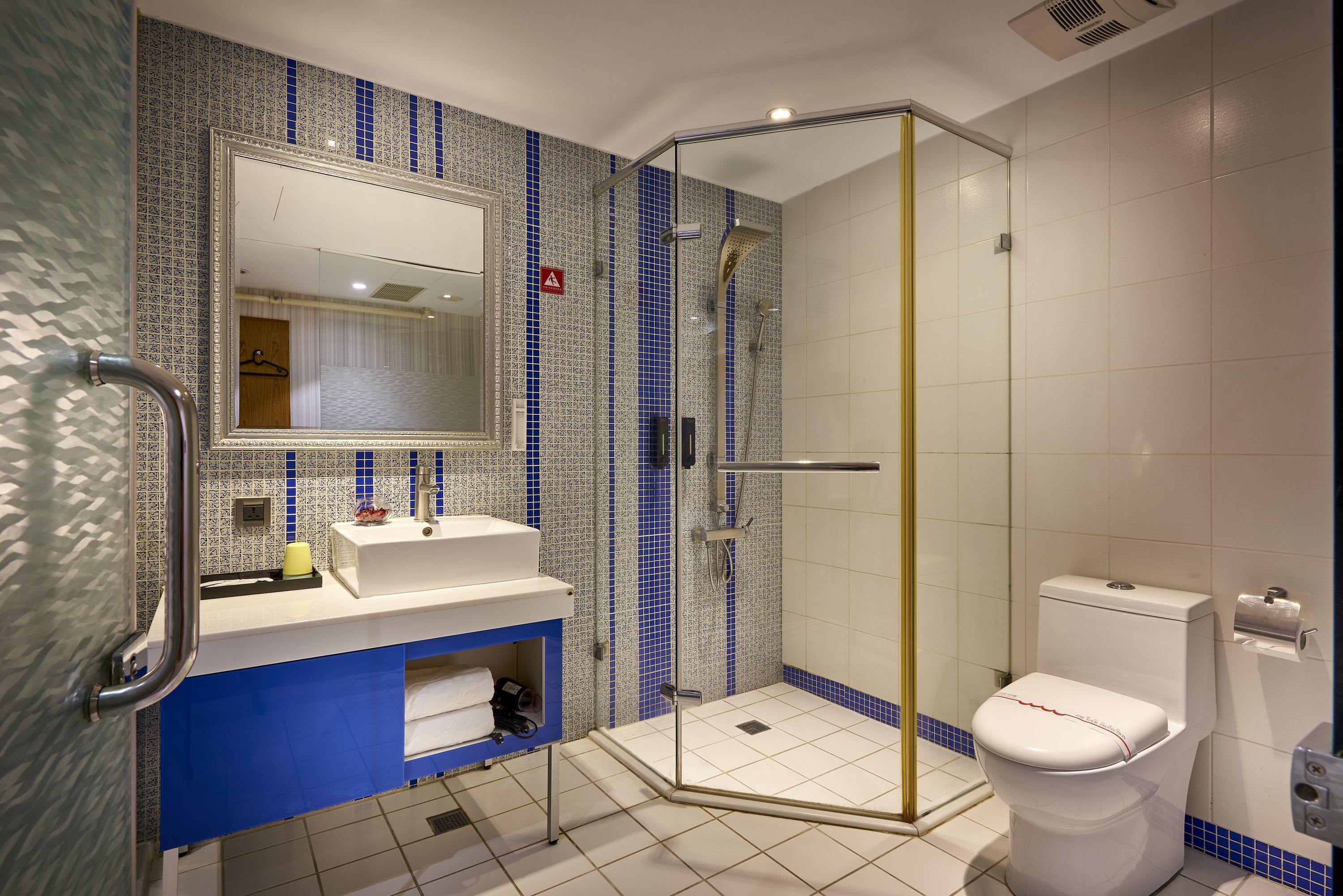 classic room | bathroom | shower, eco-friendly toiletries, hair dryer, towels