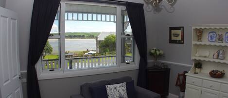 Smart-TV, peis og bøker