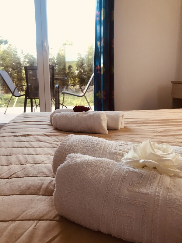 1 bedroom, WiFi, bed sheets - Studio Banos Apartments and Swimming Pool (Roda)