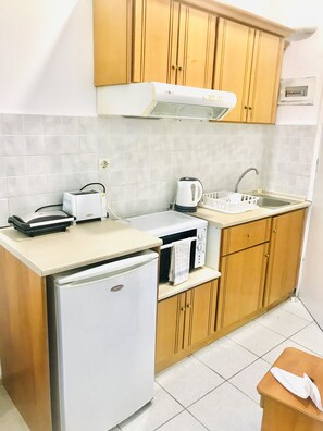 Fridge, oven, coffee/tea maker, toaster