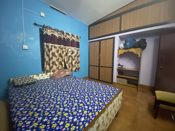 2 bedrooms, desk, WiFi