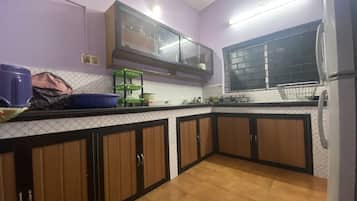 Refrigerador, parrilla de estufa y tetera eléctrica