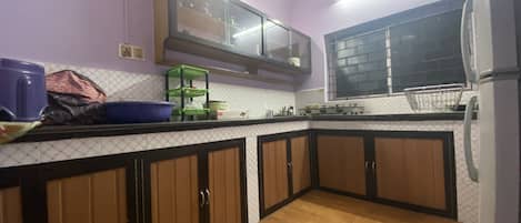 Refrigerador, placa de cocina, tetera/pava eléctrica