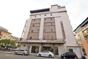 Unclassified image, 4 of 5, button - Diamond Inn (Kota Kinabalu)