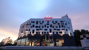 A multi-story building with a sign reading "HYPE Motorsports Hotel". - Swiss-belexpress Nilai (Nilai)