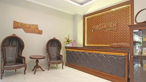 Lobby - Reddoorz Premium At The Garden Suites Solo (Surakarta)