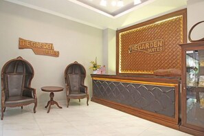 Lobby - Reddoorz Premium At The Garden Suites Solo (Surakarta)