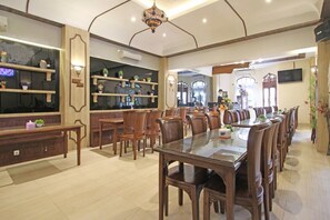 Dining - Reddoorz Premium At The Garden Suites Solo (Surakarta)