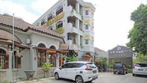 Exterior - Reddoorz Premium At The Garden Suites Solo (Surakarta)
