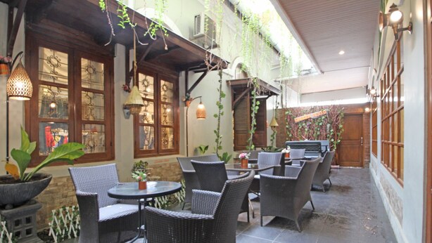 Outdoor dining - Reddoorz Premium At The Garden Suites Solo (Surakarta)