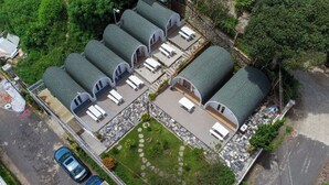 Un edificio con varias estructuras cilíndricas, cada una con techo y un pequeño porche.