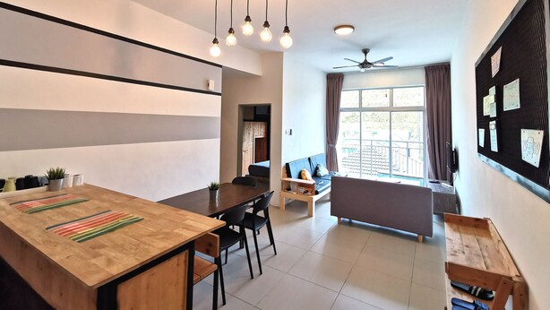 Ein modernes Wohnzimmer mit einem Holzesstisch, einer Couch und einem Deckenventilator.