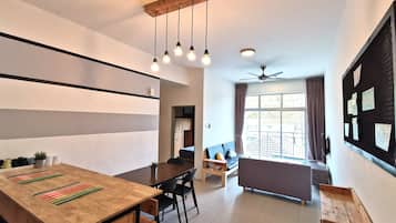 Departamento (The Woodz x Loft) | Área de sala de estar | Televisión de pantalla plana