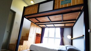 Ein Etagenbett mit Holz Kopfteil, ein Fenster mit Vorhängen und ein Schild über dem Fenster.