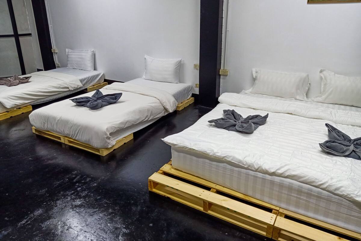 ห้องเบสิกสำหรับสี่ท่าน | โต๊ะทำงาน, Wi-Fi ฟรี, ผ้าปูที่นอน