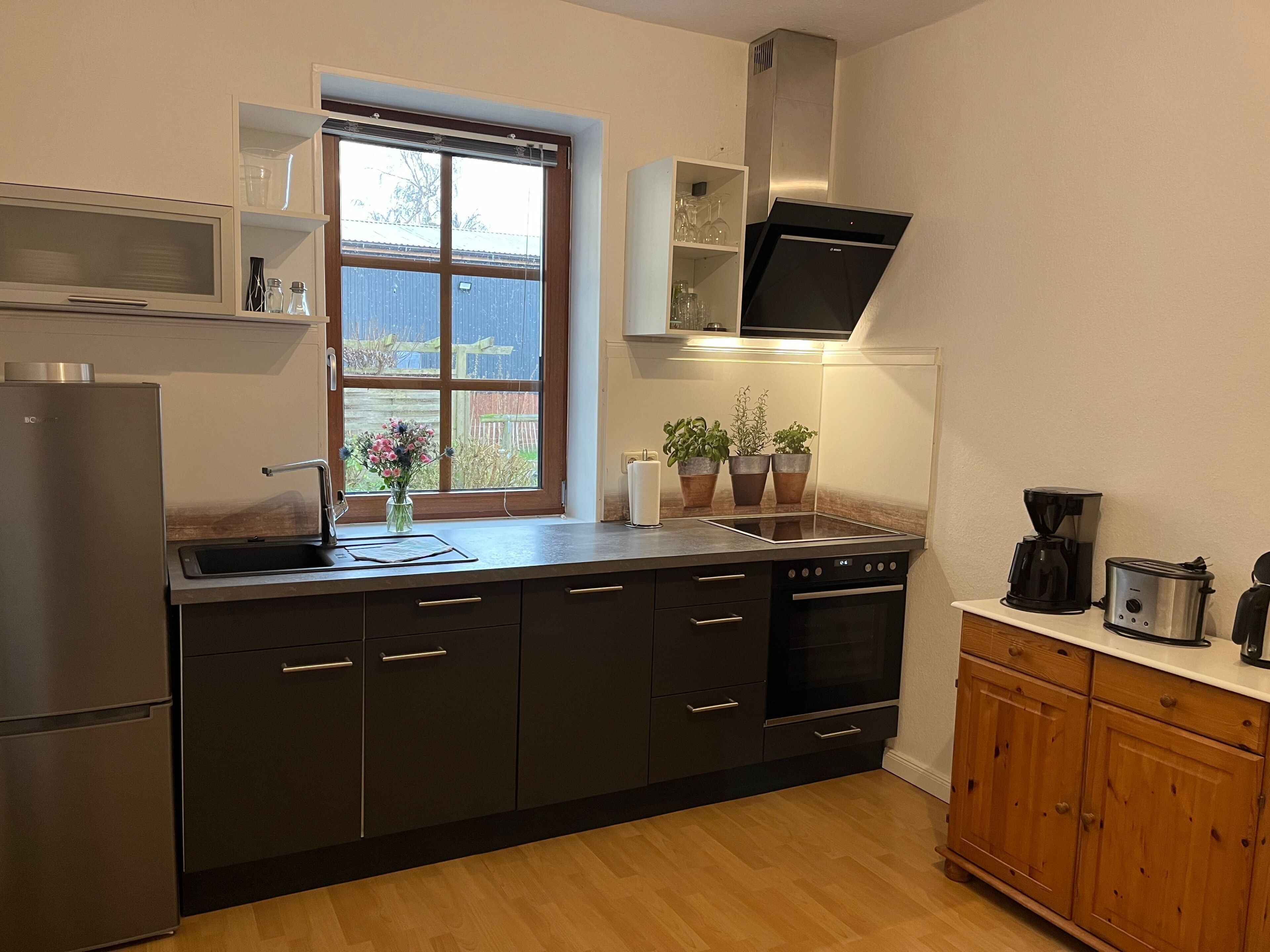Kjøleskap, ovn, oppvaskmaskin og kaffetrakter/tekoker