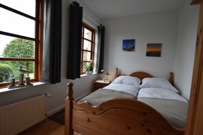 3 bedrooms, travel cot, WiFi