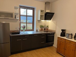 Réfrigérateur, un four, lave-vaisselle, cafetière-théière