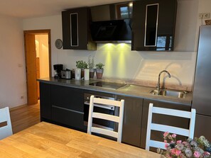 Kühlschrank, Ofen, Geschirrspüler, Hochstuhl