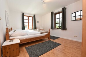 3 Schlafzimmer, Reisekinderbett
