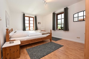 3 Schlafzimmer, Reisekinderbett