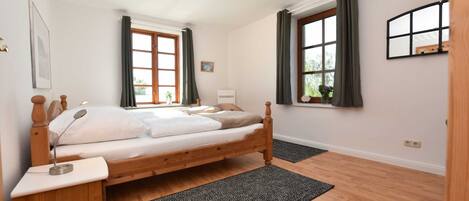 3 bedrooms, travel cot