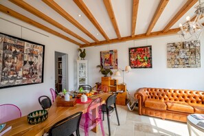Casa de campo Deluxe | Área de sala de estar | Televisión de pantalla plana de 70 cm con canales digitales 